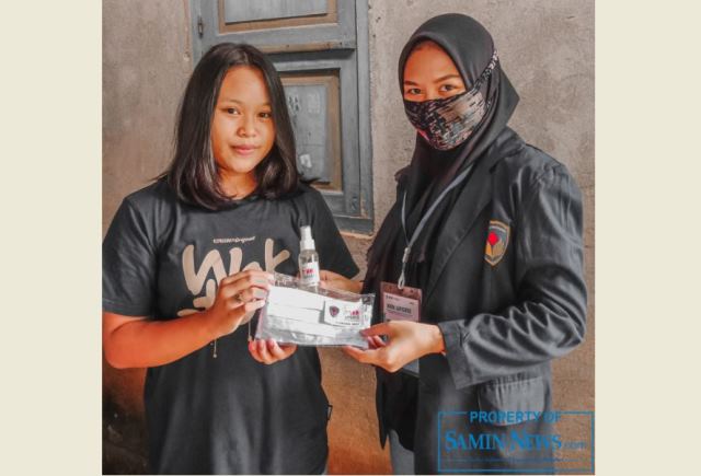 Mahasiswa KKN UPGRIS Melakukan Pembagian Masker dan Handsanitizer Kepada Warga
