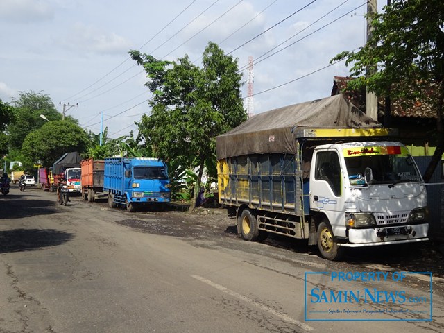 Di pinggir ruas Jl Kolonel Sugiyono atau pertigaan Yakem inilah tiap hari truk pengangkut material ngetem menunggu datangnya pembeli mauoun orang yang membutuhkan jasanya.(Foto:SN/aed)