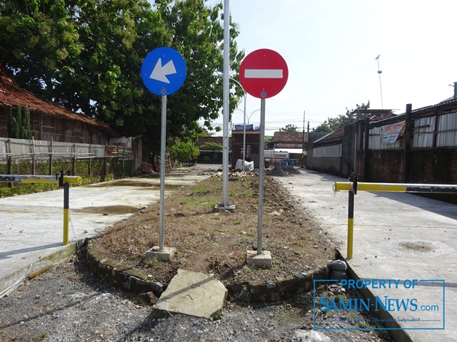 Pintu masuk dan keluar ke Panhkalan Truk Buktiharjo, Kecamatan Margorejo, Pati atau Pangkaln Truk depan Stadiion Joyokusumo Pati.(Foto:SN/aed)