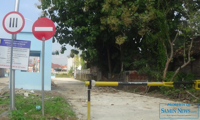 Pintu keluar truk untuk menuju ke ujung depan pinggir jalan raya masih ditutup.(Foto:SN/aed)