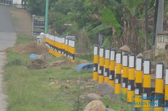 Tiang Pemantul Cahaya di Pinggir Ruas Jalan Sampang-Jakenan