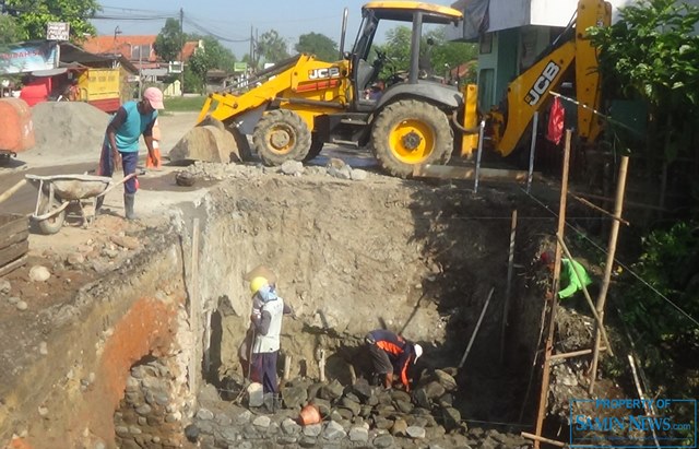 Perbaikan Jembatan Kembar Mulai dengan Pemasangan Pondasi Bawah