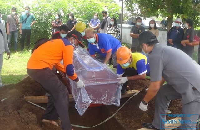 Tim BPBD Memakamkan Jenazah Nonstandar Protokol Covid-19