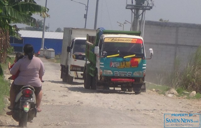 Ruas Jalan Bulungcangkring Rusak Parah