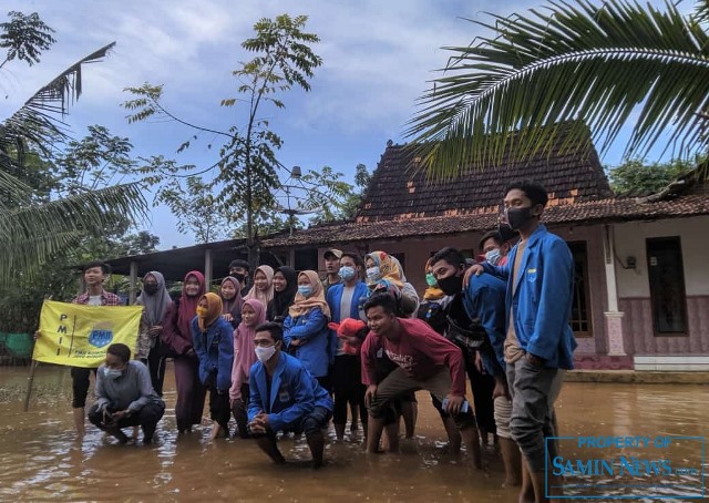 Keluarga Besar PMII Pati Bantu Korban Banjir Dukuhseti