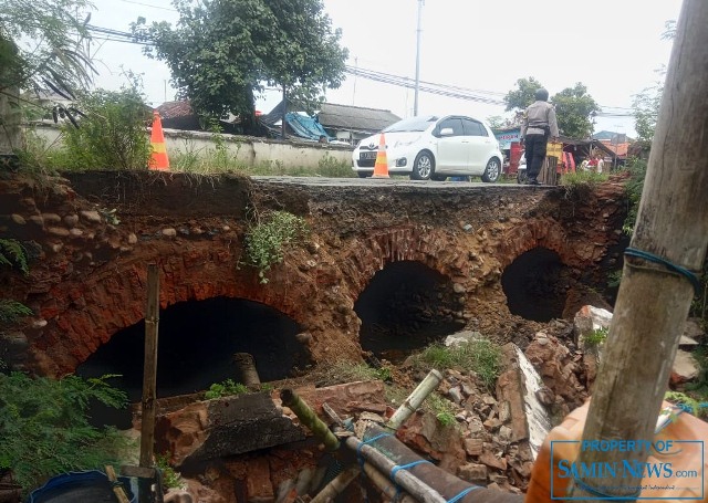 Pengaman Tepi Jembatan Kembar di Juwana Ambrol