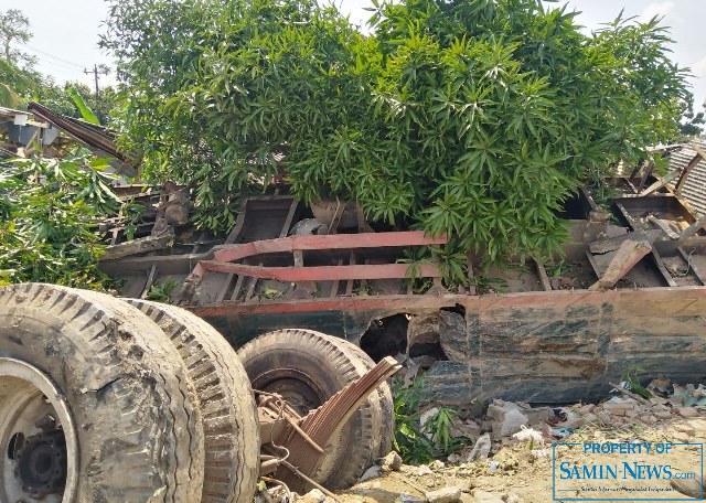 Truck Gandeng Tabrak Rumah Warga di Cluwak