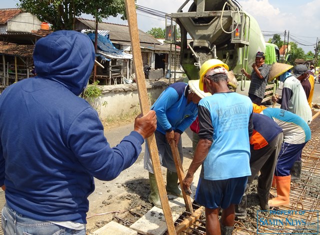 Pengecoran Lantai Jembatan Kembar; Tetap Ditunggui Para Pengguna Jalan