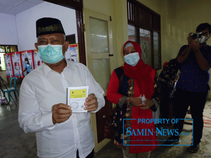 Calon ''incumbent'' dari Desa Kutoharjo, Kecamatan Pati, Hartono yang terpilih dengan pendamping calon keluarganya.(Foto:SN/aed)