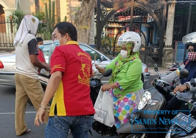 Pembagian Makanan Pembatal Puasa dengan Sate Ayam