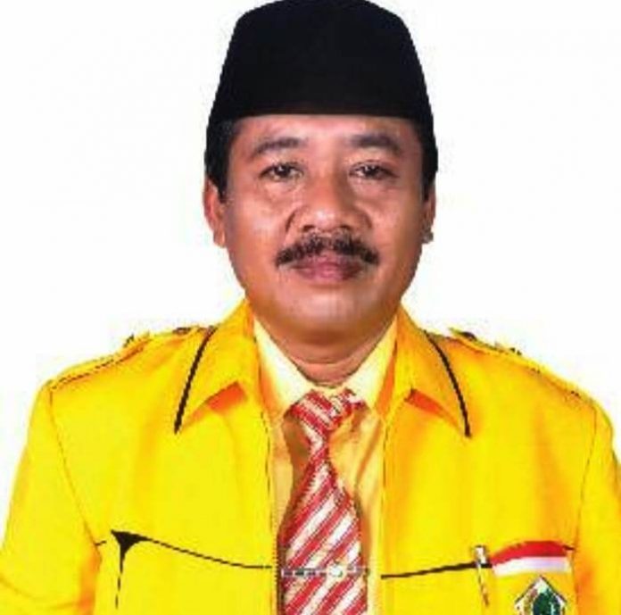 H Mulyanto SH MH (jaket kuning) calon terpilih dalam Pilkades serentak, Sabtu (10/4) kemarin, di Desa/Kecamatan Sukolilo.(Foto:SN/dok/nn)