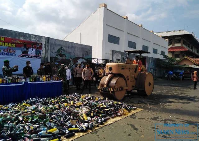 Jelang Pilkades Polres Pati Musnahkan Ribuan Botol Miras