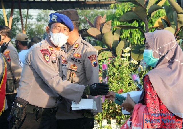 Polwan Polres Pati Peduli OAP