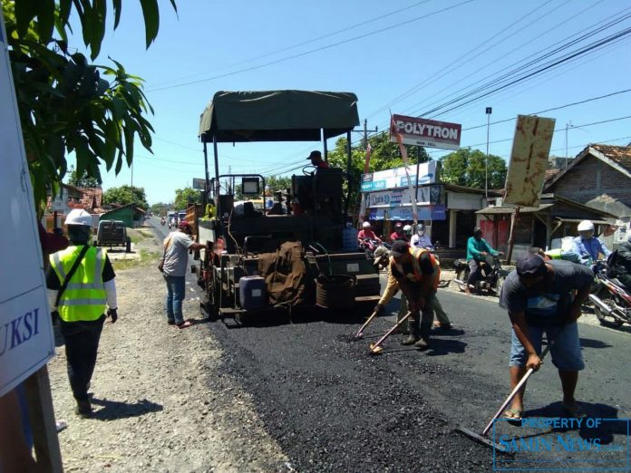 Pelebaran aspal AC Base/ lapis pondas pada segmen 1 ruas jalan Jakenan-Jaken sepanjang 935 meter. (Foto:SN/dok-sam)