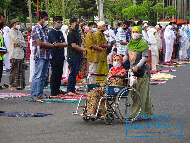 Banyak Jamaah Shalat Idul Fitri yang Mengambil Tempat di Halaman Masjid dan Jalan