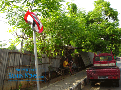 Rambu Dilarang Parkir yang Dipasang di Ruas Jl Kolonel Sunandar Sengaja Dirusak