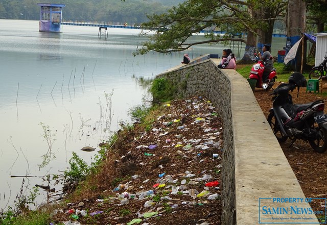 Sampah Pengunjung Mulai Berserakan di Bibir Waduk Gembong