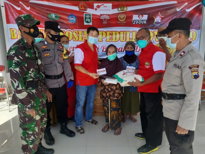 Serah terima bantuan beras dan masker kepada desa yang warganya menerima bantuan tersebut dari Budha Tzu Chi Indonesia Korwil Jateng, Korlap Pati, di Desa Wonosekar, Kecamatan Gembong.(Foto:SM/dok-nyo)