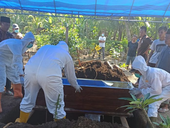 Pemakaman jenazah seorang laki-laki, warga Desa Jepat Lor, Kecamatan Tayu, Sabtu (15/Mei) 2021 siang kemarin.(Foto:SN/dok-lan)