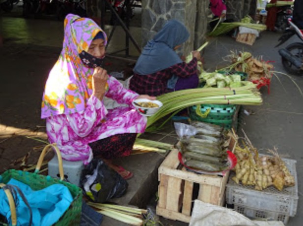 Banyak Kupat dan Lepet Siap Saji Bisa Dibeli di Pasar Puri
