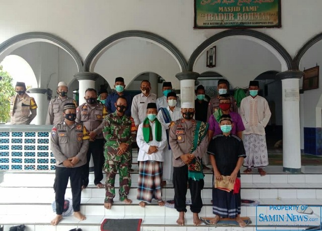 Safari  Shalat Jumat dengan Membagikan Masker di Masjid