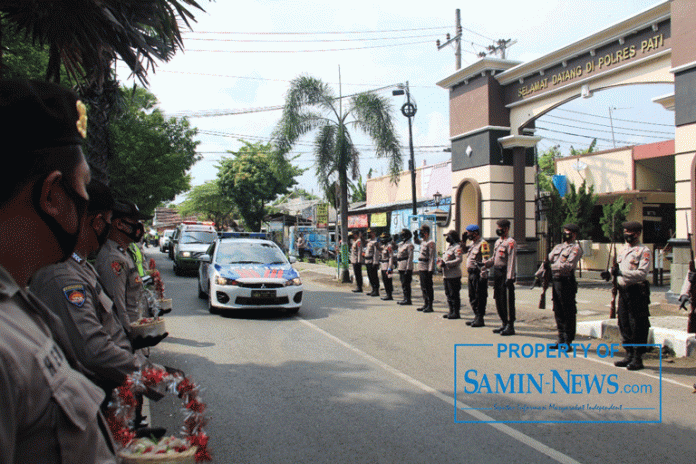Pelepasan dan penghormatan terakhir jenazah salah seorang personel jajaran Polres Pati sebelum diberangkatan menuju ke tempat pemakaman umum di Bulung, Kecamatan Jekulo, Kudus.(Foto:Sn/dok-ko)