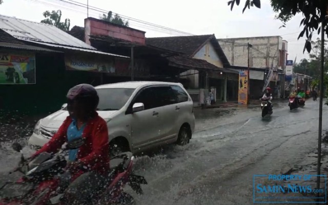 Perkuatan Lapisan Aus Paket Peningkatan Segmen I Winong-Pucakwangi Terganggu Genangan Air Hujan