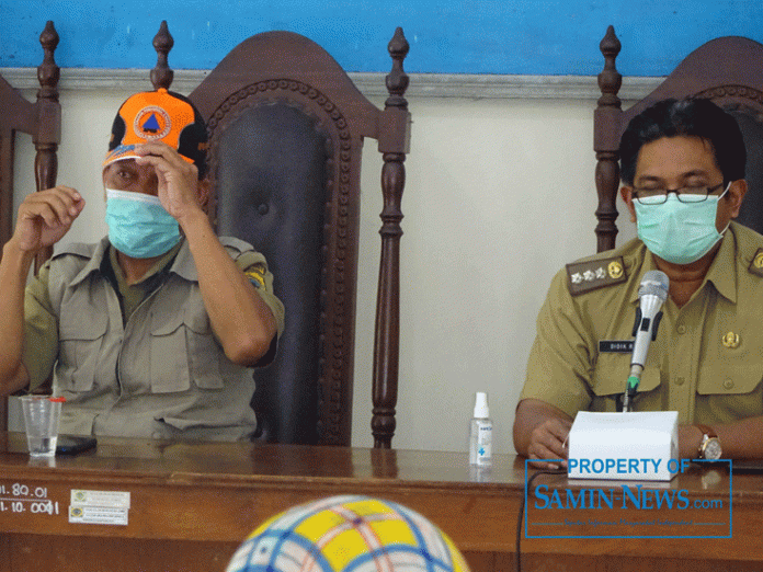 Koordinator Pemakaman Badan Penangulangan Bencana Daerah (BPBD) Pati, Khayaun Fulanun (kiri) dan Kecamatan Pati, Drs Didik Rusdiartono (kanan) dalam rapat koordinasi pembentukan Tim Pemakaman ''Jaga Tetangga'' di tingkat desa/kelurahan.(Foto:SN/aed)