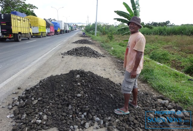 Agar Truk Bisa Parkir Uruk Sendiri Bahu Jalan yang Rusak