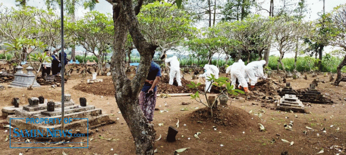 Pelaksanaan pemakaman ke-16 jenazah protokol Covid-19 di Desa Sokokulon, Kecamatan Margorejo, Senin (21/Juni) pukul 13.30 siang tadi.(Foto:SN/dok-des)