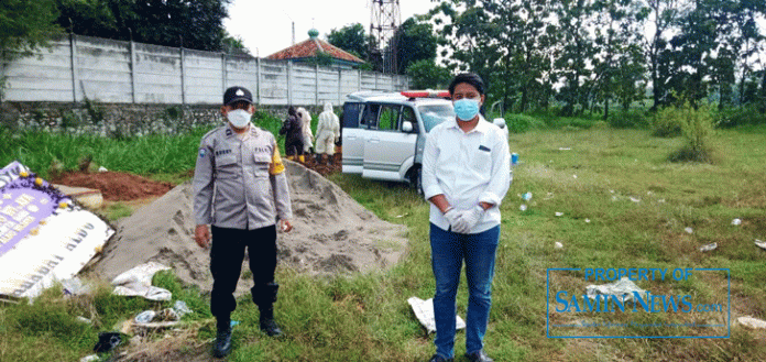 Kepala Desa Panjunan, Kecamatan Pati, Danu Ikhsan Haris Chandra bersama Bhabinkamtibmas setempat saat harus melakukan pemakaman warga desa setempat dengan standar protokol Covid-19.(Foto:SN/dok-nu)