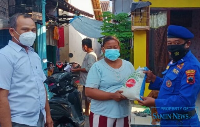 Satpolair Polres Rembang Bagikan Paket Sembako kepada Nelayan