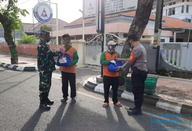 Polres Kudus Bagikan Paket Sembako kepada Warga Terdampak PPKM