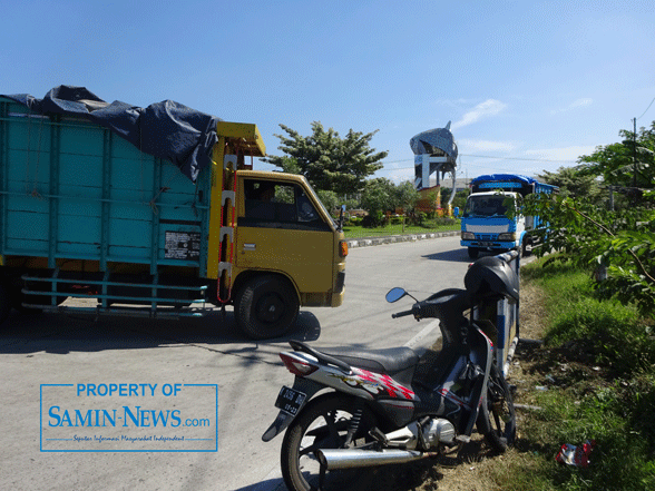 Penutupan Akses Ruas Jalan di Ujung Barat JLS; Baru Lima Menit Petugas Berlalu Sudah Dibuka Lagi Pengguna Jalan