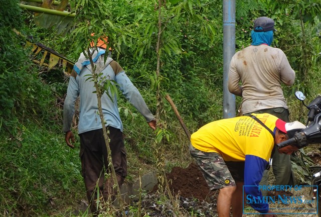 Semak-semak Pinggir Jalan Menuju Lubang ”Sanitary Landfill Mulai Dibersihkan