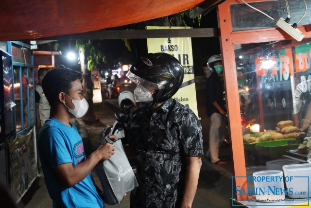 Bupati Bagikan Paket Sembako untuk Warga Terdampak PPKM