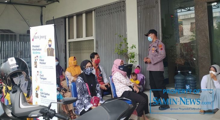 Polsek Kragan Sosialisasikan Prokes Kepada Pengantre Bank