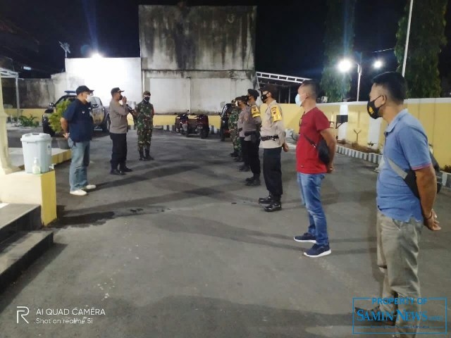 Tim Satgas Penanganan Covid-19 Sukolilo Tunggui Warung Makan Sampai Benar-benar Tutup