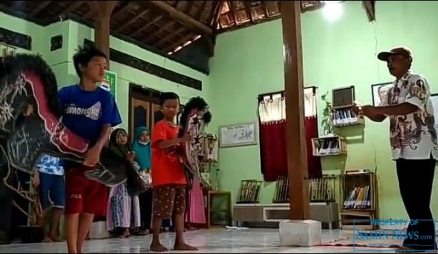 TBM Omah Buku Kosmasari Ajarkan Anak-anak Jaran Kepang