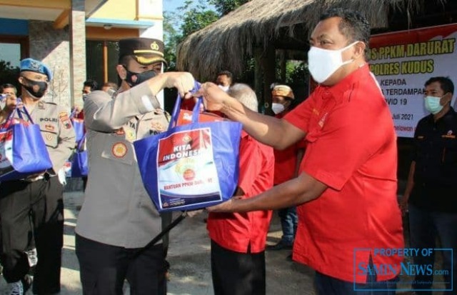 Polres Kudus Salurkan Bantuan Kepada Pekerja Seni