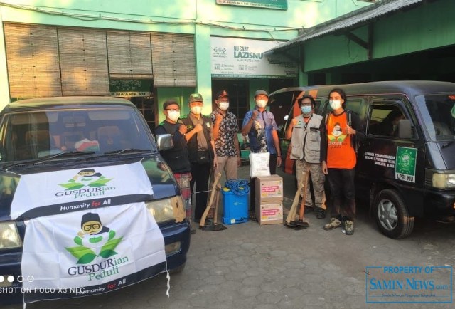 Gusdurian Peduli Prawoto Bagi Paket Sembako untuk Pasien Isoman di Tlogowungu