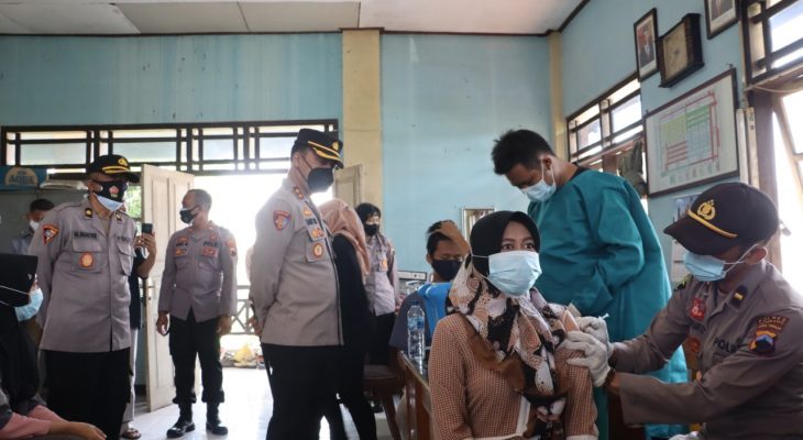 Vaksinasi Merdeka Candi Sasar Pedagang di Pasar Rembang