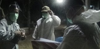 Jika tidak ada pihak keluarga maupun warga yang mengumandangkan adzan untuk jenazah yang akan dimakamkan, maka tim pemakaman pun ganti mengumandang adzan.(Foto:SN/dok-aed)