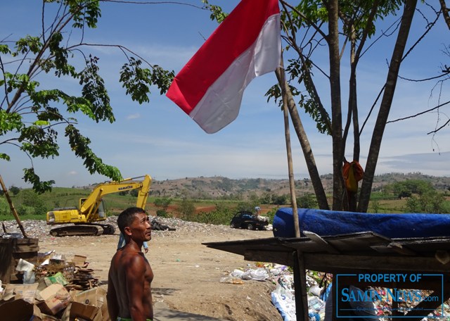 Pemulung TPA ”Sanitary Landfill” Sukoharjo Sadar untuk Memasang Merah Putih