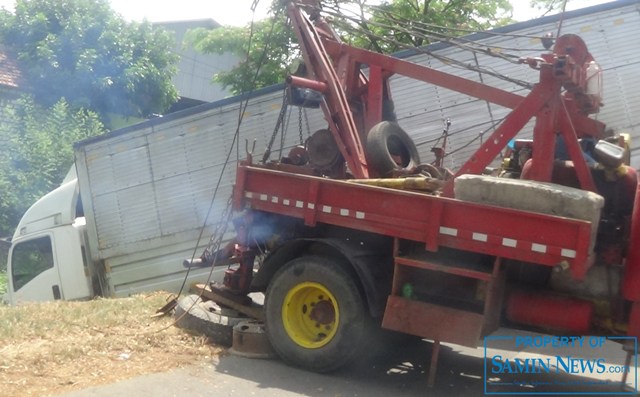 Boks Besar Nyungsep ke Kali; Arus Lalulintas Pati-Juwana Tersendat