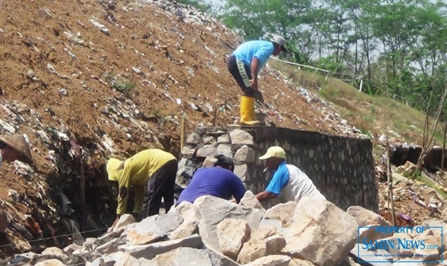 Tanggul ”Sanitary Landfill” TPA yang Runtuh Mulai Diperbaiki