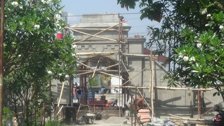 Lingkungan Kompleks Makam Bupati Juwana Dilengkapi Gerbang Model Arsitektur ”Campur Aduk”