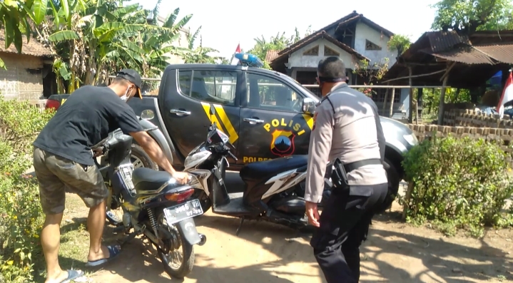 Polsek Wedarijaksa Grebek Sabung Ayam di Desa Karanglegi