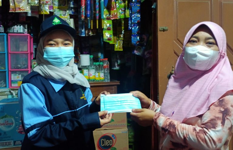 KKN MIT DR ke XII Bagikan Masker di Desa Bendar