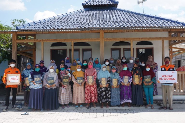 Rumah Zakat Salurkan 500 Paket Wakaf Al-Qur’an di Kabupaten Blora